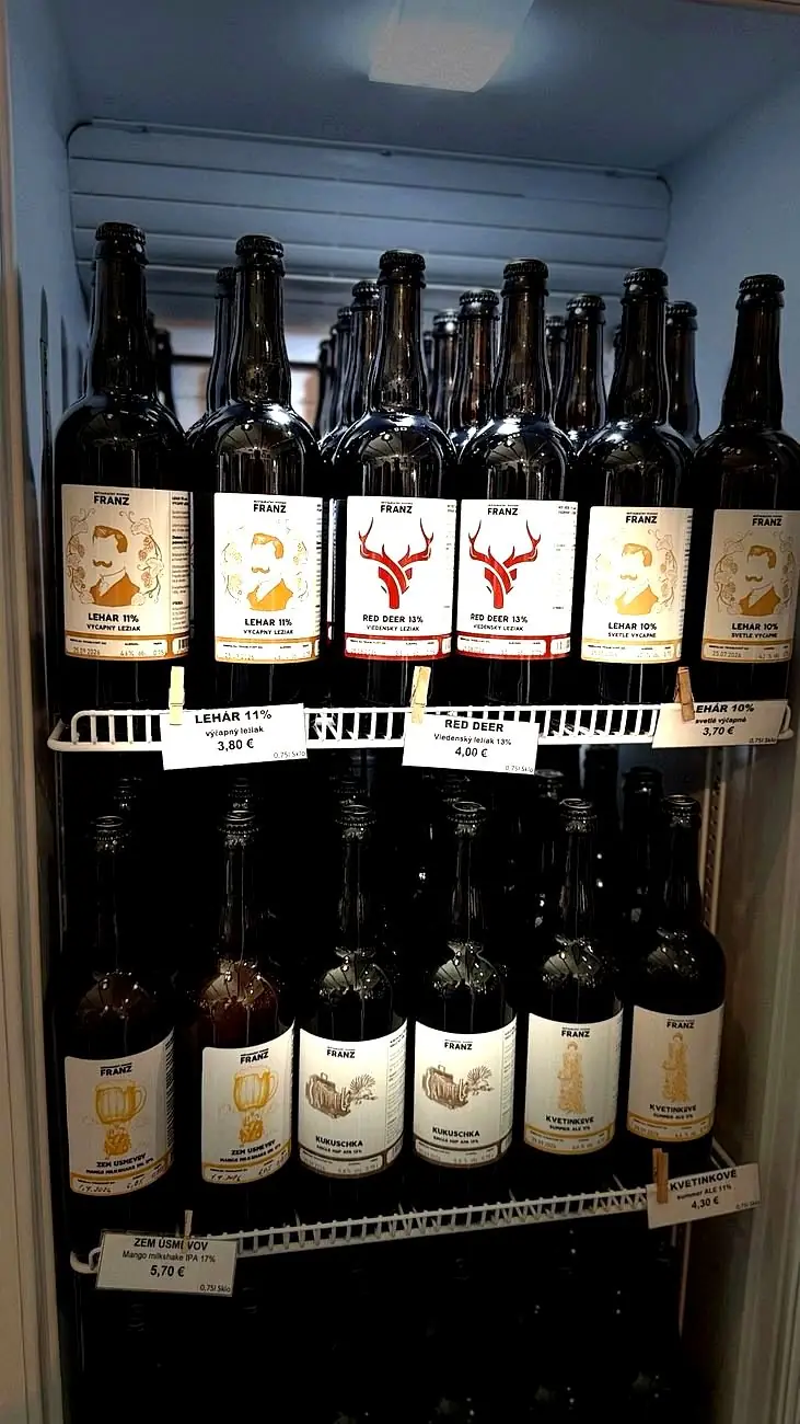Chladnička s fľaškovými pivami FRANZ