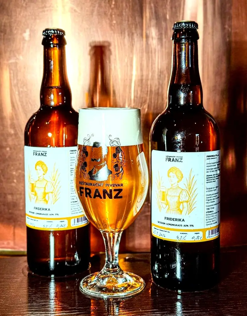Dve fľaše piva Friderika a pohár FRANZ