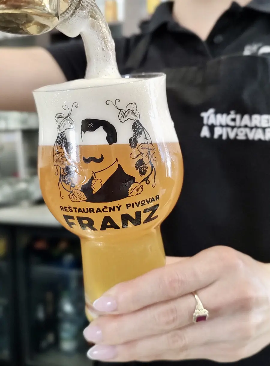 Čapovanie piva do pohára Reštauračného pivovaru FRANZ