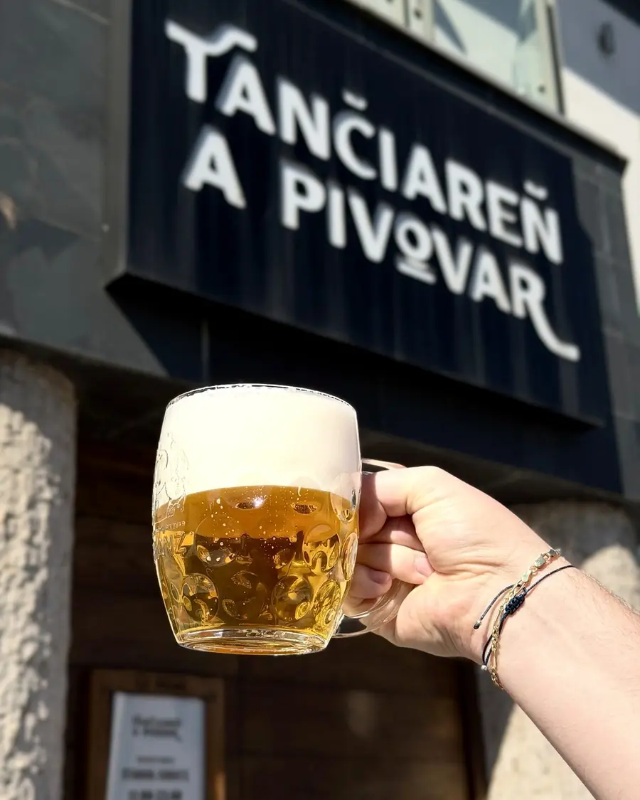 Pohár piva FRANZ pred Tančiarňou a pivovarom