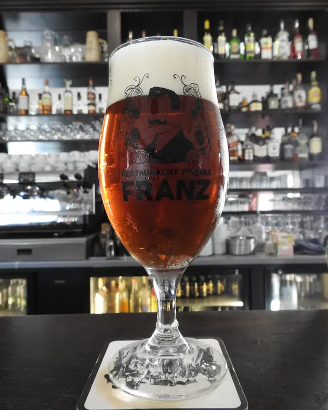 Jantárové pivo v pohári FRANZ na bare
